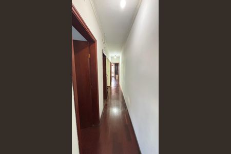Casa à venda com 250m², 4 quartos e 6 vagas Casa à venda com 250m², 4 quartos e 6 vagasCorredor
