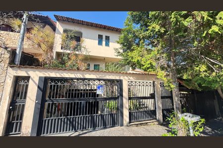 Casa à venda com 250m², 4 quartos e 6 vagas Casa à venda com 250m², 4 quartos e 6 vagasFachada