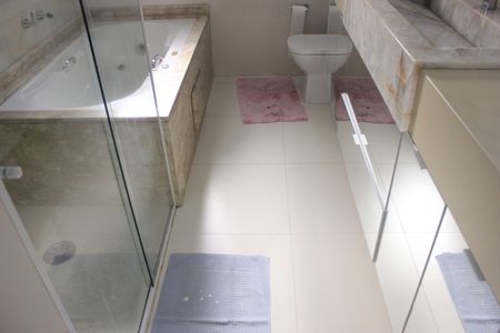 Apartamento à venda com 198m², 3 quartos e 3 vagasBanheiro do closet
