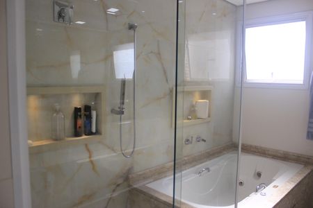 Apartamento à venda com 198m², 3 quartos e 3 vagasBanheiro do closet