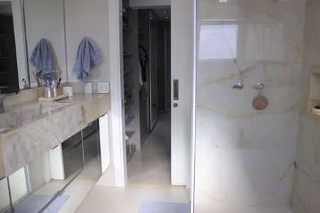 Apartamento à venda com 198m², 3 quartos e 3 vagasBanheiro do closet