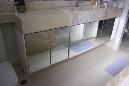 Apartamento à venda com 198m², 3 quartos e 3 vagasBanheiro do closet