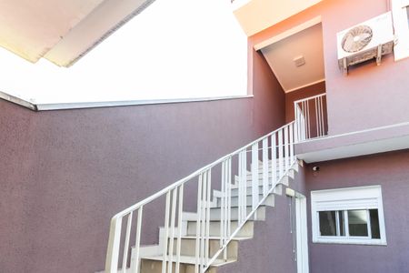 Casa à venda com 280m², 6 quartos e 6 vagas Casa à venda com 280m², 6 quartos e 6 vagasEscada