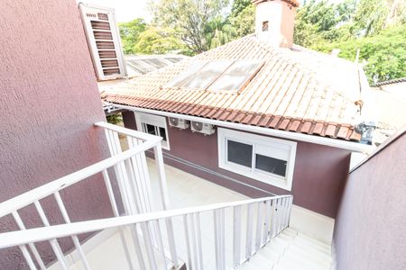 Casa à venda com 280m², 6 quartos e 6 vagas Casa à venda com 280m², 6 quartos e 6 vagasEscada