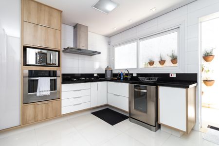 Casa à venda com 280m², 6 quartos e 6 vagas Casa à venda com 280m², 6 quartos e 6 vagasCozinha