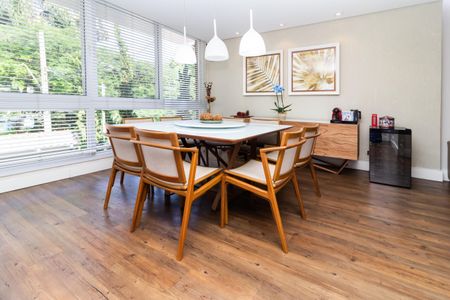 Casa à venda com 280m², 6 quartos e 6 vagas Casa à venda com 280m², 6 quartos e 6 vagasSala