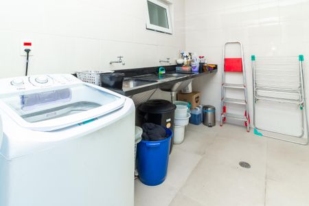 Casa à venda com 280m², 6 quartos e 6 vagas Casa à venda com 280m², 6 quartos e 6 vagasÁrea de Serviço