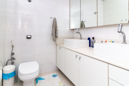 Casa à venda com 280m², 6 quartos e 6 vagas Casa à venda com 280m², 6 quartos e 6 vagasBanheiro