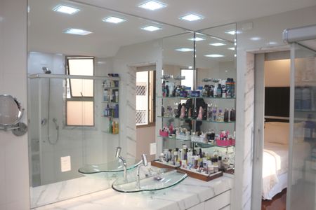 Apartamento à venda com 325m², 4 quartos e 4 vagasBanheiro da Suíte 1