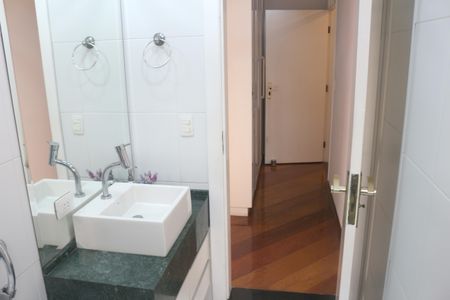 Apartamento à venda com 325m², 4 quartos e 4 vagasBanheiro da Suíte 2