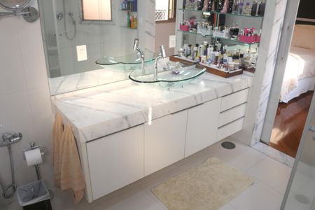 Apartamento à venda com 325m², 4 quartos e 4 vagasBanheiro da Suíte 1