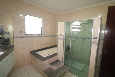 Casa à venda com 380m², 3 quartos e 7 vagasBanheiro da Suíte 2