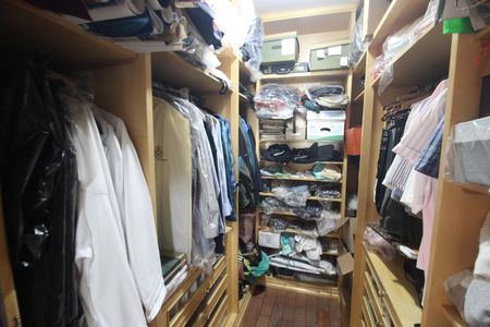 Casa à venda com 380m², 3 quartos e 7 vagasCloset da suíte 2