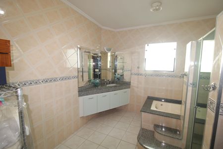 Casa à venda com 380m², 3 quartos e 7 vagasBanheiro da Suíte 2