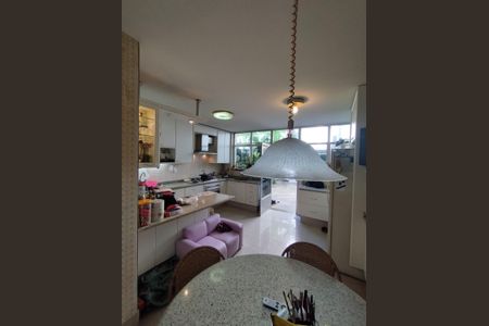 Casa à venda com 280m², 4 quartos e 5 vagasCozinha - Armários