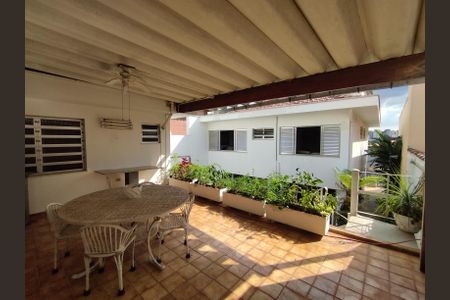 Casa à venda com 280m², 4 quartos e 5 vagasQuintal dos fundos