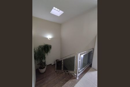 Casa à venda com 280m², 4 quartos e 5 vagasEscadas para os quartos