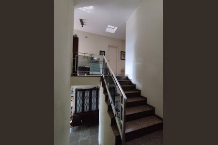 Casa à venda com 280m², 4 quartos e 5 vagasEscada para os quartos