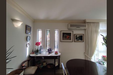 Casa à venda com 280m², 4 quartos e 5 vagasSala