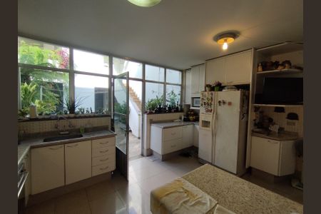 Casa à venda com 280m², 4 quartos e 5 vagasCozinha - Armários