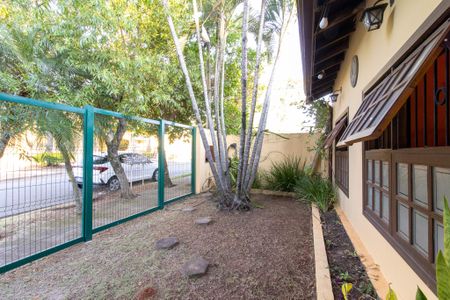 Casa à venda com 393m², 4 quartos e 4 vagas Casa à venda com 393m², 4 quartos e 4 vagasÁrea comum