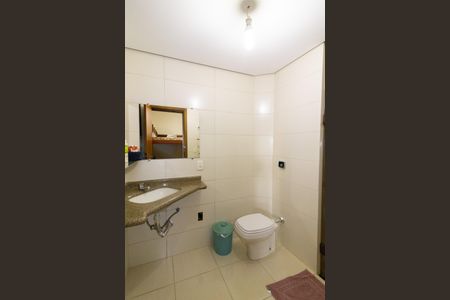 Casa à venda com 393m², 4 quartos e 4 vagas Casa à venda com 393m², 4 quartos e 4 vagasBanheiro Suíte 2