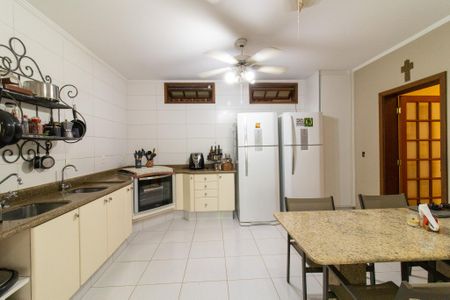 Casa à venda com 393m², 4 quartos e 4 vagas Casa à venda com 393m², 4 quartos e 4 vagasCozinha