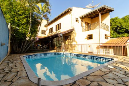 Casa à venda com 393m², 4 quartos e 4 vagas Casa à venda com 393m², 4 quartos e 4 vagasÁrea comum