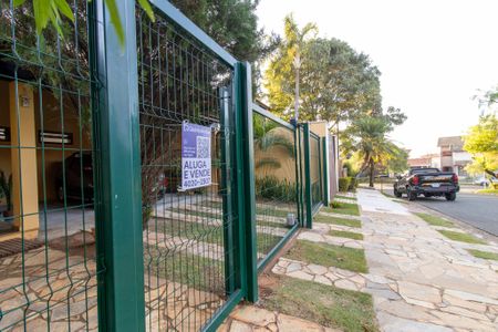 Casa à venda com 393m², 4 quartos e 4 vagas Casa à venda com 393m², 4 quartos e 4 vagasFachada