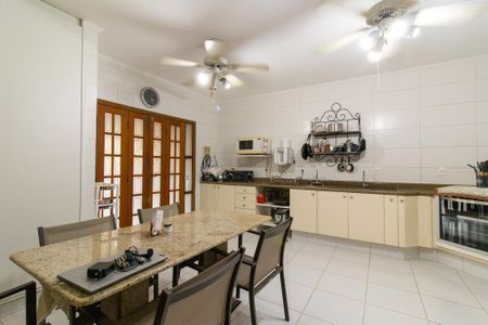 Casa à venda com 393m², 4 quartos e 4 vagas Casa à venda com 393m², 4 quartos e 4 vagasCozinha