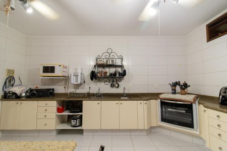 Casa à venda com 393m², 4 quartos e 4 vagas Casa à venda com 393m², 4 quartos e 4 vagasCozinha