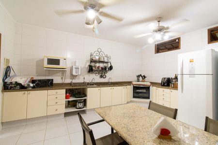 Casa à venda com 393m², 4 quartos e 4 vagas Casa à venda com 393m², 4 quartos e 4 vagasCozinha