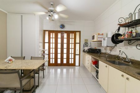 Casa à venda com 393m², 4 quartos e 4 vagas Casa à venda com 393m², 4 quartos e 4 vagasCozinha