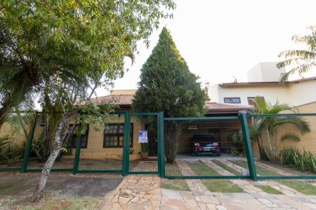 Casa à venda com 393m², 4 quartos e 4 vagas Casa à venda com 393m², 4 quartos e 4 vagasFachada
