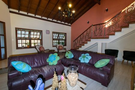 Casa à venda com 393m², 4 quartos e 4 vagas Casa à venda com 393m², 4 quartos e 4 vagasSala