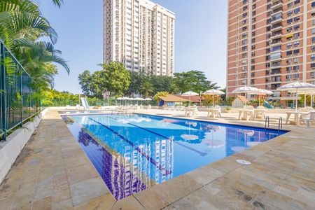 Apartamento à venda com 112m², 3 quartos e 2 vagas Apartamento à venda com 112m², 3 quartos e 2 vagasÁrea Comum Piscina