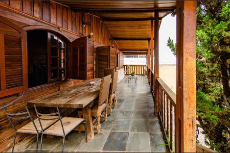 Casa à venda com 210m², 3 quartos e 3 vagas Casa à venda com 210m², 3 quartos e 3 vagasVaranda