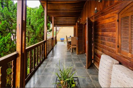 Casa à venda com 210m², 3 quartos e 3 vagas Casa à venda com 210m², 3 quartos e 3 vagasVaranda