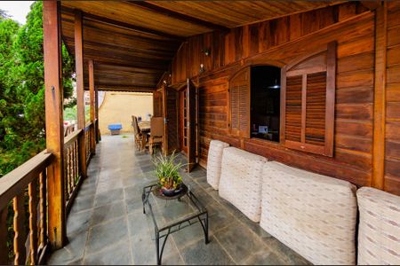 Casa à venda com 210m², 3 quartos e 3 vagas Casa à venda com 210m², 3 quartos e 3 vagasVaranda