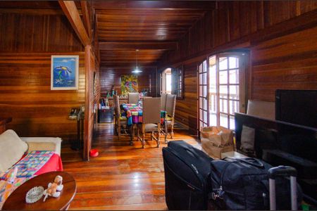 Casa à venda com 210m², 3 quartos e 3 vagas Casa à venda com 210m², 3 quartos e 3 vagasSala