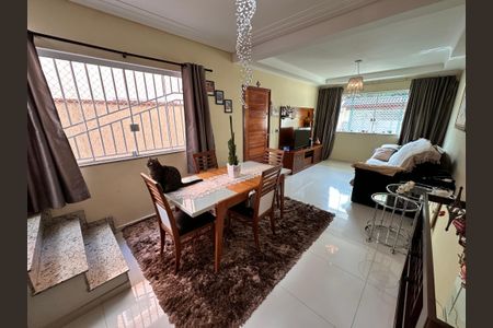 Casa à venda com 150m², 3 quartos e 4 vagas Casa à venda com 150m², 3 quartos e 4 vagasSala