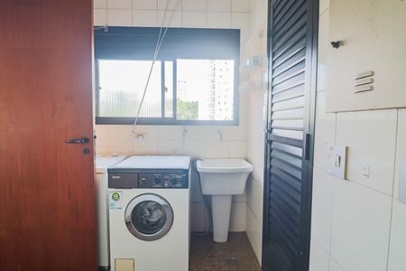 Apartamento à venda com 138m², 4 quartos e 3 vagas Apartamento à venda com 138m², 4 quartos e 3 vagasCozinha e Área de Serviço