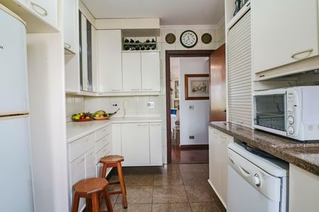 Apartamento à venda com 138m², 4 quartos e 3 vagas Apartamento à venda com 138m², 4 quartos e 3 vagasCozinha e Área de Serviço