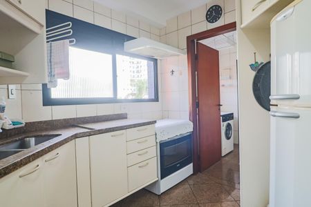 Apartamento à venda com 138m², 4 quartos e 3 vagas Apartamento à venda com 138m², 4 quartos e 3 vagasCozinha e Área de Serviço