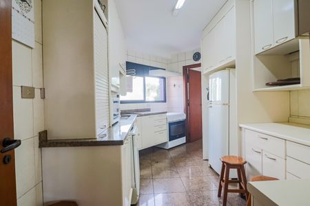 Apartamento à venda com 138m², 4 quartos e 3 vagas Apartamento à venda com 138m², 4 quartos e 3 vagasCozinha e Área de Serviço