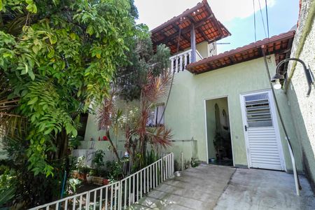 Casa à venda com 270m², 3 quartos e 6 vagas Casa à venda com 270m², 3 quartos e 6 vagasFachada