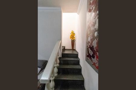 Casa à venda com 270m², 3 quartos e 6 vagas Casa à venda com 270m², 3 quartos e 6 vagasEscada - Casa 2