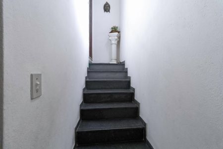 Casa à venda com 270m², 3 quartos e 6 vagas Casa à venda com 270m², 3 quartos e 6 vagasEscada - Casa 2