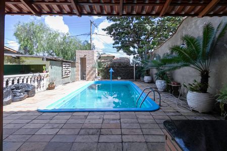 Casa à venda com 270m², 3 quartos e 6 vagas Casa à venda com 270m², 3 quartos e 6 vagasPiscina