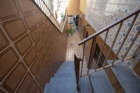 Casa à venda com 234m², 4 quartos e 2 vagas Casa à venda com 234m², 4 quartos e 2 vagasEscada